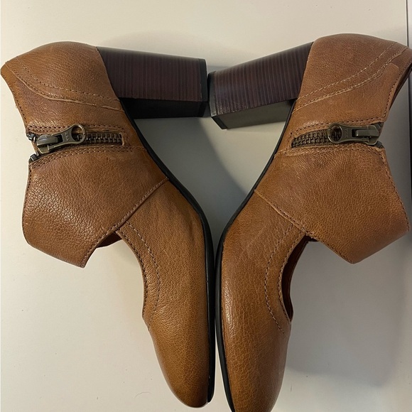 Clarks Tan Leather Women's Flats - Picture 4 of 6